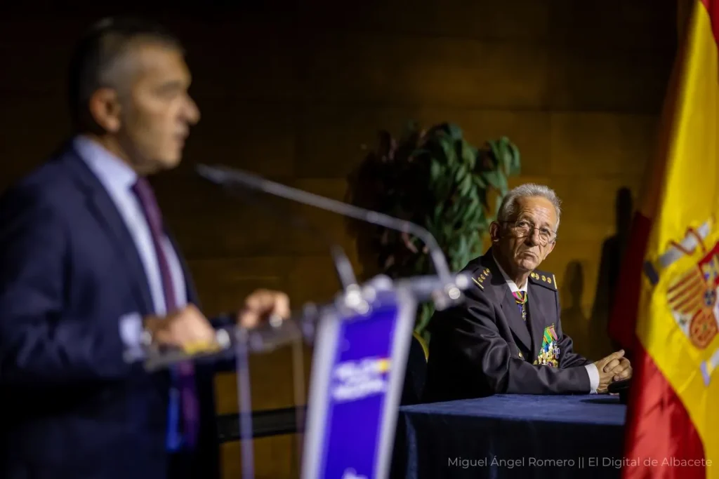 Mando policial escucha una intervención durante un acto institucional de la Policía Nacional en Albacete