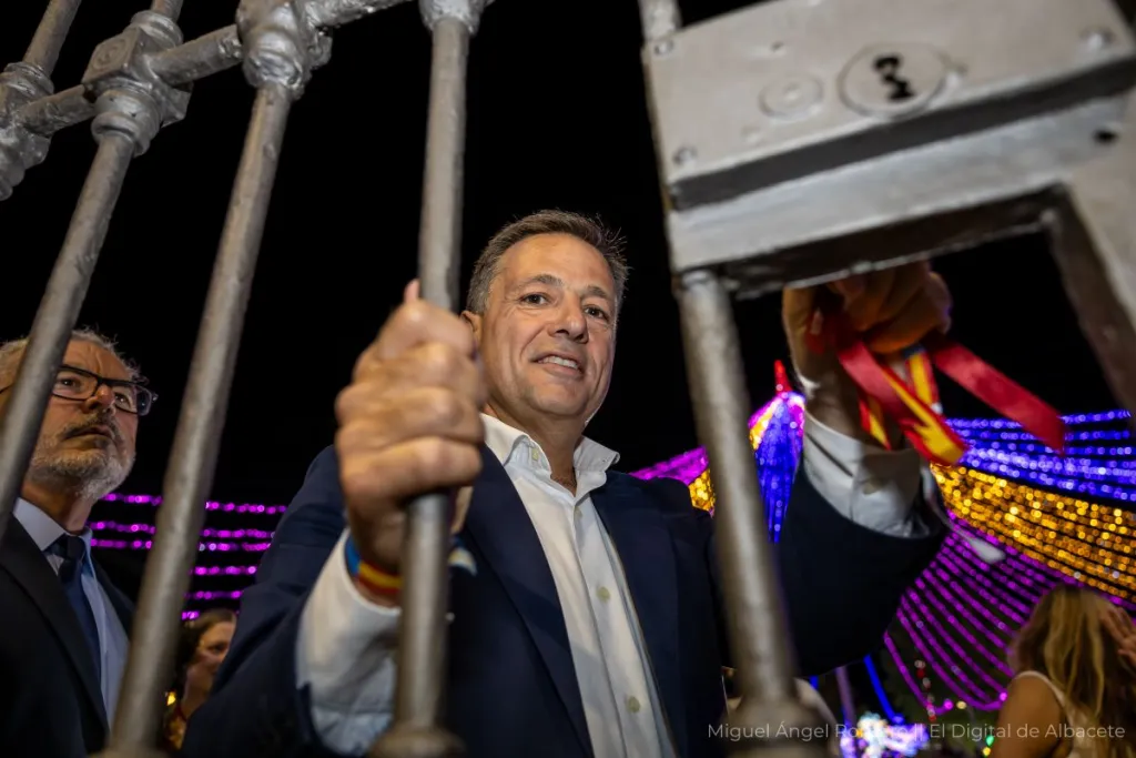 Manuel Serrano abre una puerta de hierro durante la Feria de Albacete