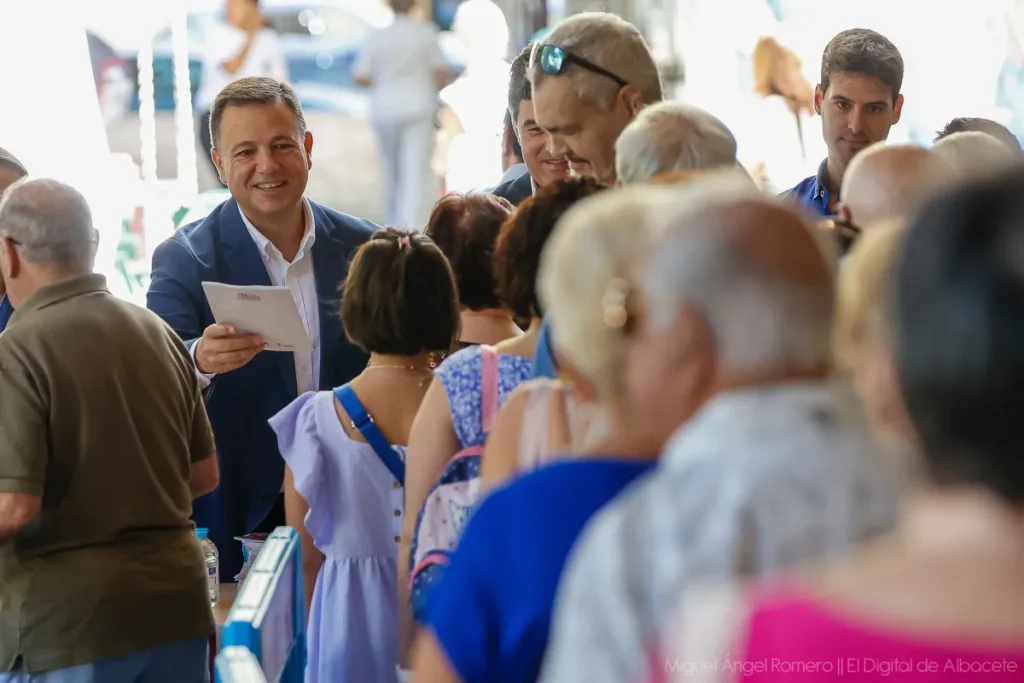 Manuel Serrano reparte los programas de la Feria de Albacete a los vecinos 
