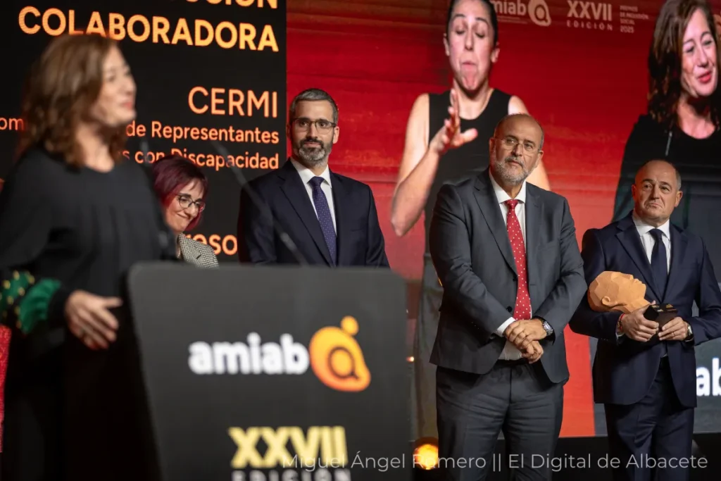 Representantes institucionales durante la gala de entrega de los Premios AMIAB en Albacete