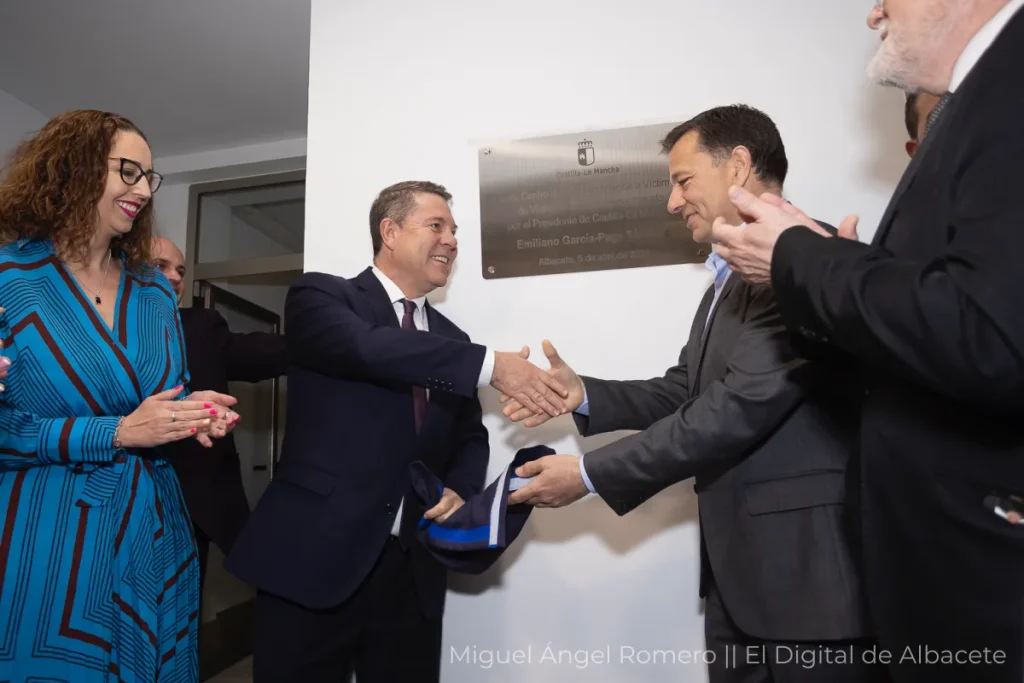 Autoridades saludan durante la inauguración de un centro de atención a víctimas de agresiones sexuales en un acto institucional en Albacete